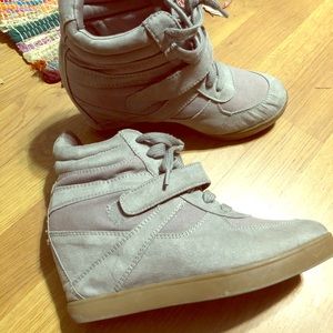 Simple gray wedge sneakers.